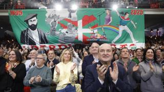 Andoni Ortuzar aplauda a los nuevos dirigentes del EBB