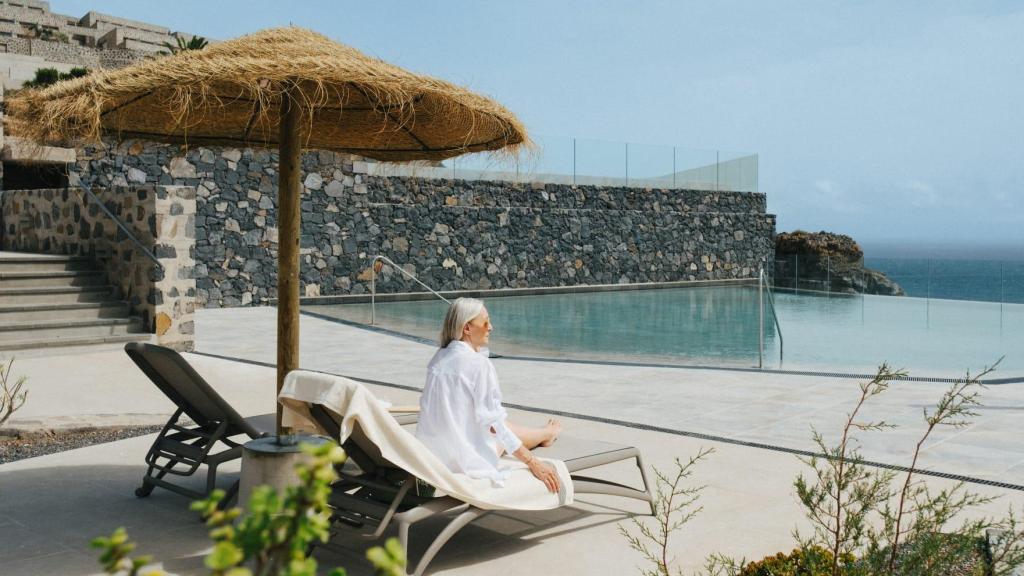 Piscina hotel / A. VIRI