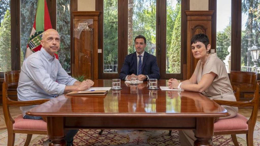 Pradales en un encuentro anterior con el responsable de servicios públicos de LAB, Xabier Ugartemendia, y la coordinadora general, Garbiñe Aranburu