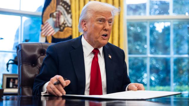 Donald Trump firma una Orden Ejecutiva con la que impone el 25% a las importaciones de automóviles