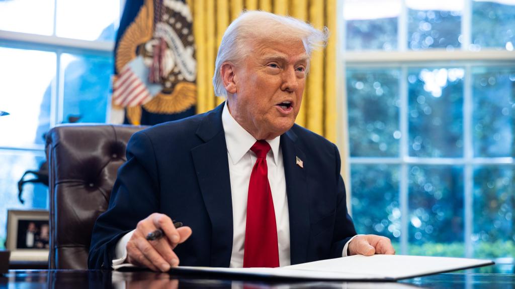 Donald Trump firma una Orden Ejecutiva con la que impone el 25% a las importaciones de automóviles