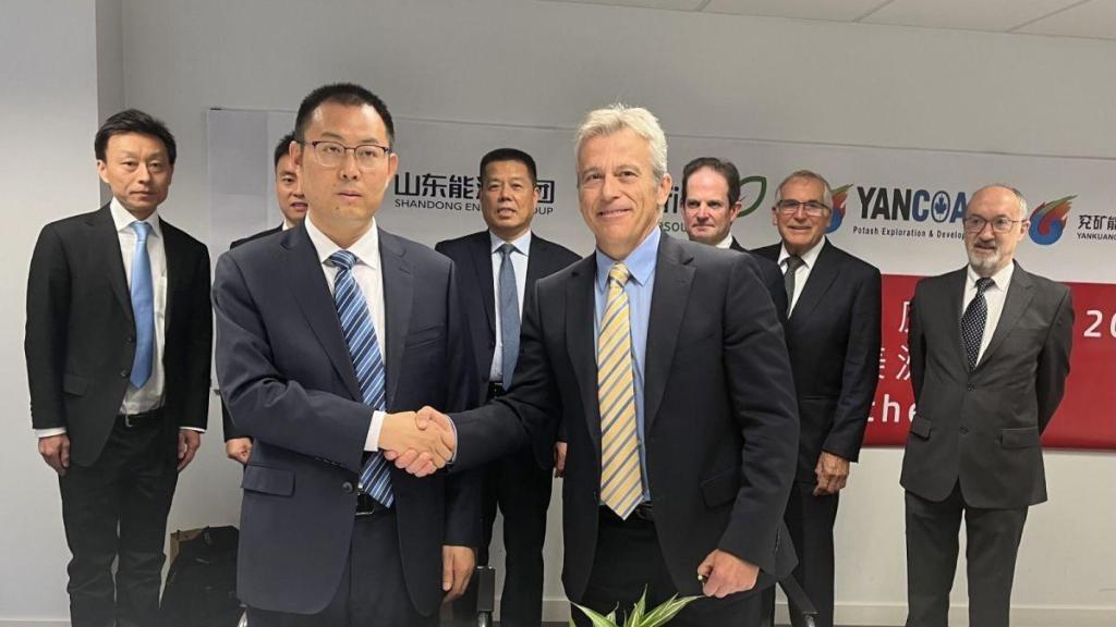 Ignacio Salazar, CEO de Geoalcali (izquierda), en la rúbrica del acuerdo entre Highfield Resources y Yankuang Energy