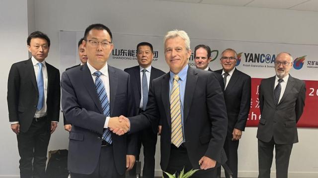 Ignacio Salazar, CEO de Geoalcali (izquierda), en la rúbrica del acuerdo entre Highfield Resources y Yankuang Energy
