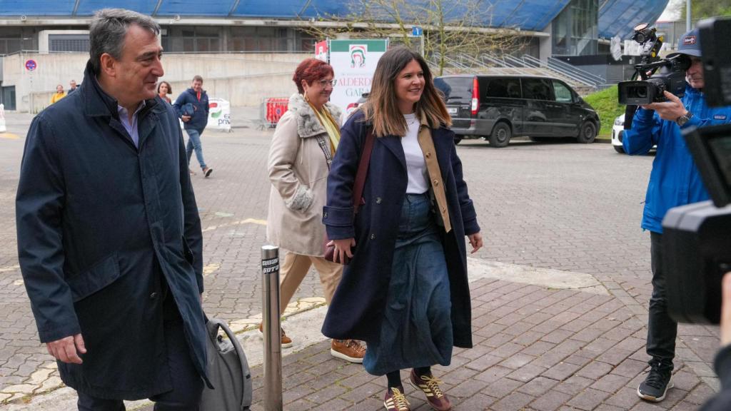 El nuevo presidente del Euzkadi Buru Batzar, Aitor Esteban (i), a su llegada a la acreditación de los integrantes a la IX Asamblea General del PNV, en el frontón Atano III de San Sebastián