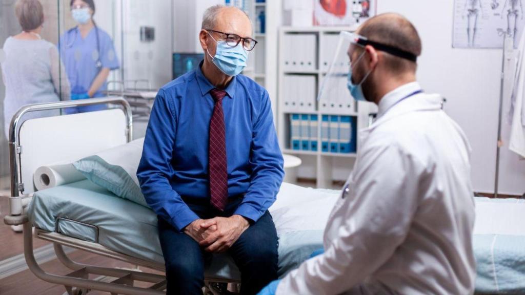 Médico con paciente