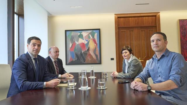 El lehendakari, Imanol Pradales (i), y el secretario general de cooordinacion y proyectos estratégicos del Gobierno Vasco, Mikel Iriondo (2i), se han reunido este miércoles con los secretarios generales de ELA y de LAB, Mikel Lakuntza y Garbiñe Aranburu