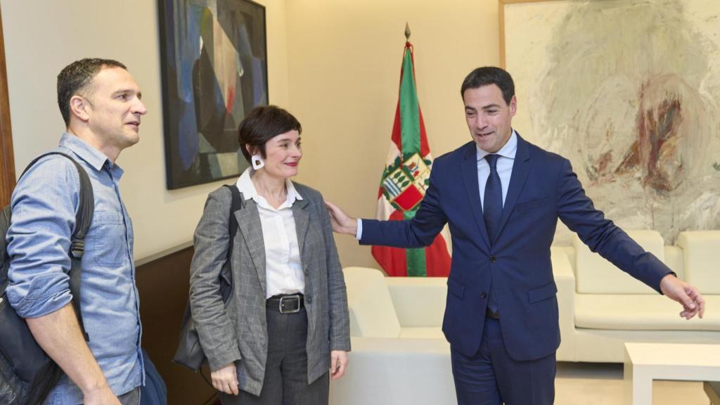 El lehendakari, Imanol Pradales (d), se ha reunido este miércoles con los secretarios generales de ELA y de LAB, Mikel Lakuntza y Garbiñe Aranburu