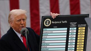 Donald Trump durante su discurso de este miércoles, con una tabla de aranceles.