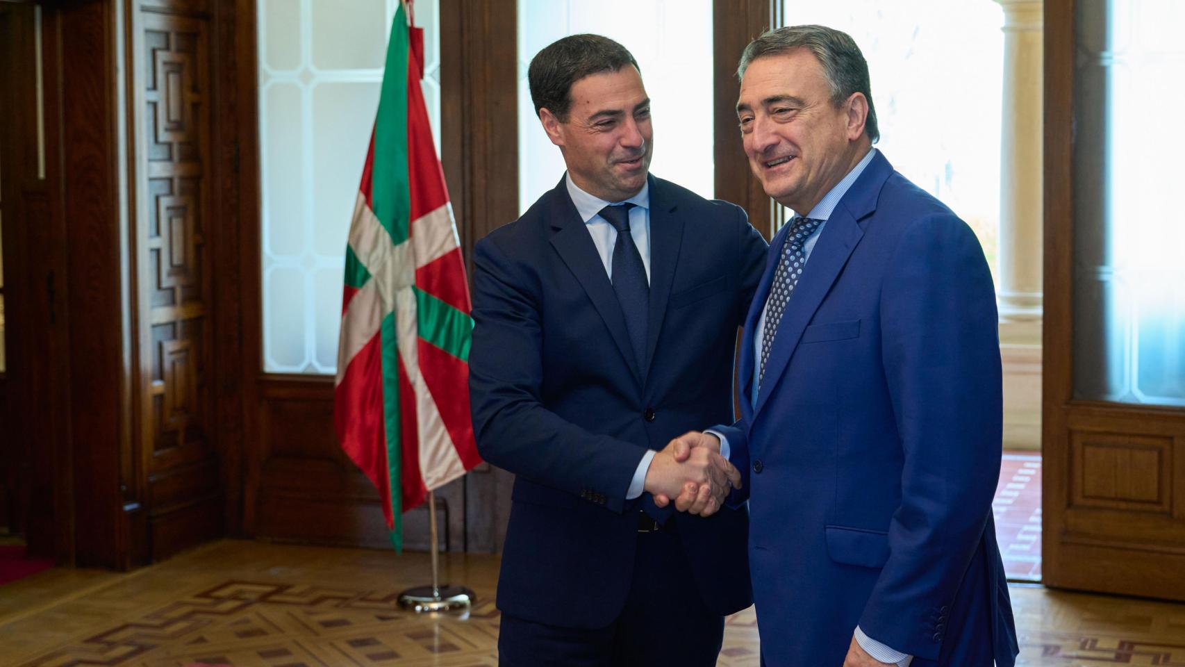 El lehendakari, Imanol Pradales, y el el nuevo presidente del PNV, Aitor Esteban / ADRIÁN RUIZ HIERRO - EFE