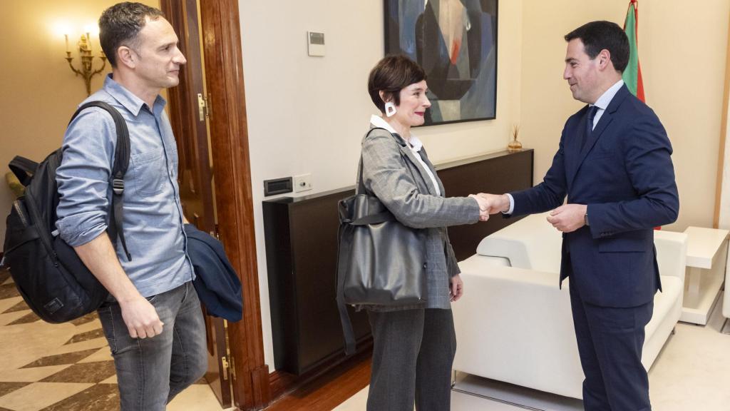 Mitxel Lakuntza y Garbiñe Aranburu, de ELA y LAB, con Pradales para hablar del SMI vasco