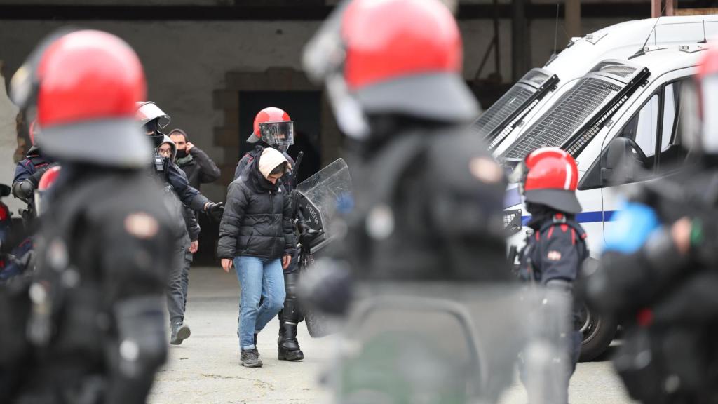 Imagen de Archivo - La Ertzaintza se lleva a uno de los arrestados en el gaztetxe Etxarri de Bilbao.