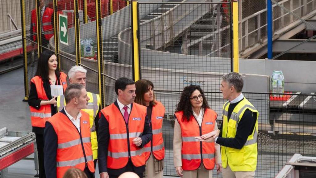 El lehendakari, Imanol Pradales, durante su visita a la sede y plataforma logística de Eroski en Elorrio / IREKIA