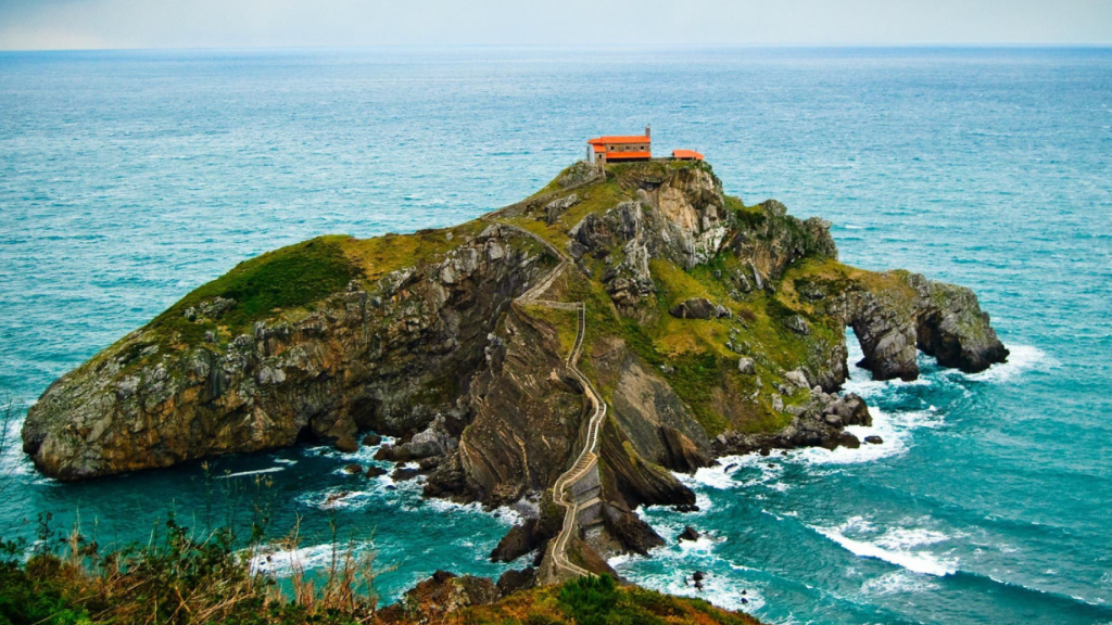 Parece la Gran Muralla China, pero está en Euskadi y es una joya: la ruta de senderismo con los mejores acantilados