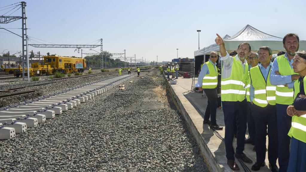 Visita del ministro Oscar Puente a Júndiz el pasado verano / EFE