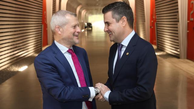 Reunión del director general de Basquevolt, Pablo Fernández, con el consejero de Industria, Transición Energética y Sostenibilidad del Gobierno Vasco, Mikel Jauregi