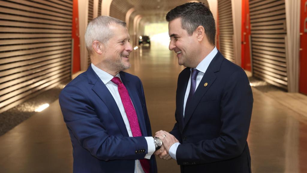 Reunión del máximo responsable actual de Basquevolt, Pablo Fernández-Santos, con el consejero de Industria, Mikel Jauregi