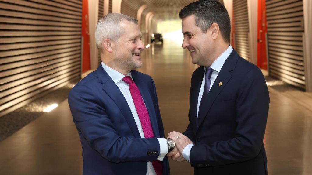 El consejero Mikel Jauregi con el director de Basquevolt, Pablo Fernández-Santos
