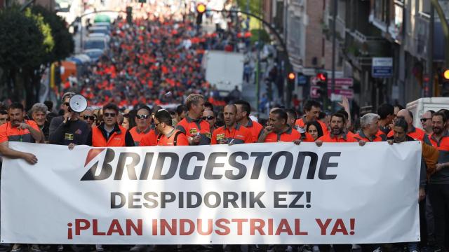 La plantilla de Bridgestone Basauri en una concentración, arropada por familiares y vecinos, contra los despidos previstos en la fábrica de la localidad vizcaína
