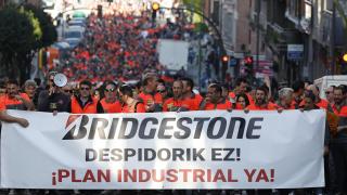 La plantilla de Bridgestone Basauri se ha manifestado este martes, arropada por familiares y vecinos, contra los despidos previstos en la fábrica de la localidad vizcaína