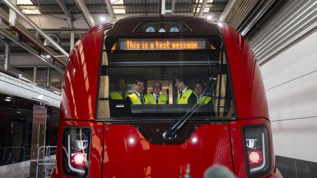 Pradales, junto a Jauregi, durante su visita a las instalaciones de CAF.