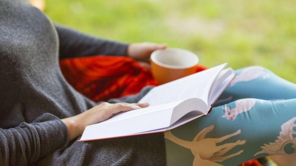 Persona leyendo un libro
