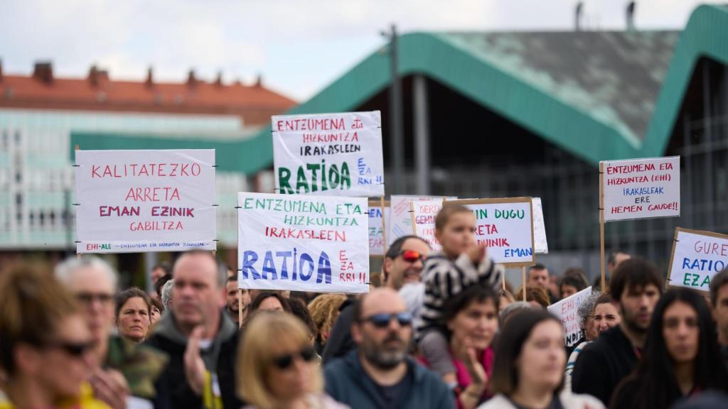 Manifestación en Vitoria de una jornada de huelga entre el profesorado de la educación pública vasca a 2 de abril de 2025
