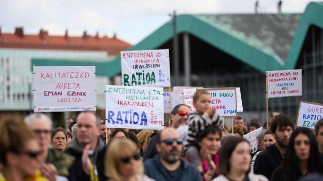 Manifestación en Vitoria de una jornada de huelga entre el profesorado de la educación pública vasca a 2 de abril de 2025