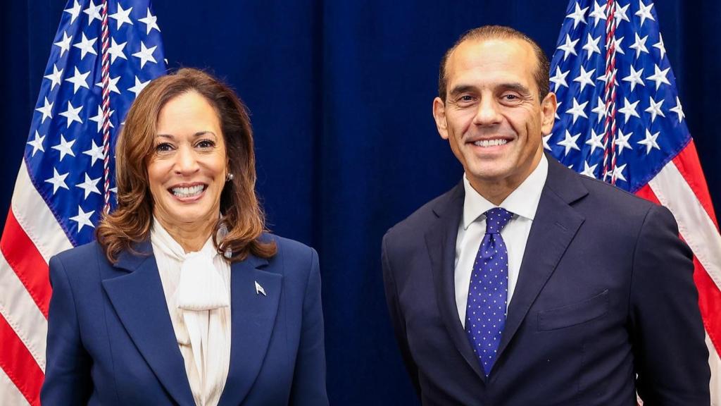 Verde, junto a Kamala Harris, con la que fue también parte de su equipo.