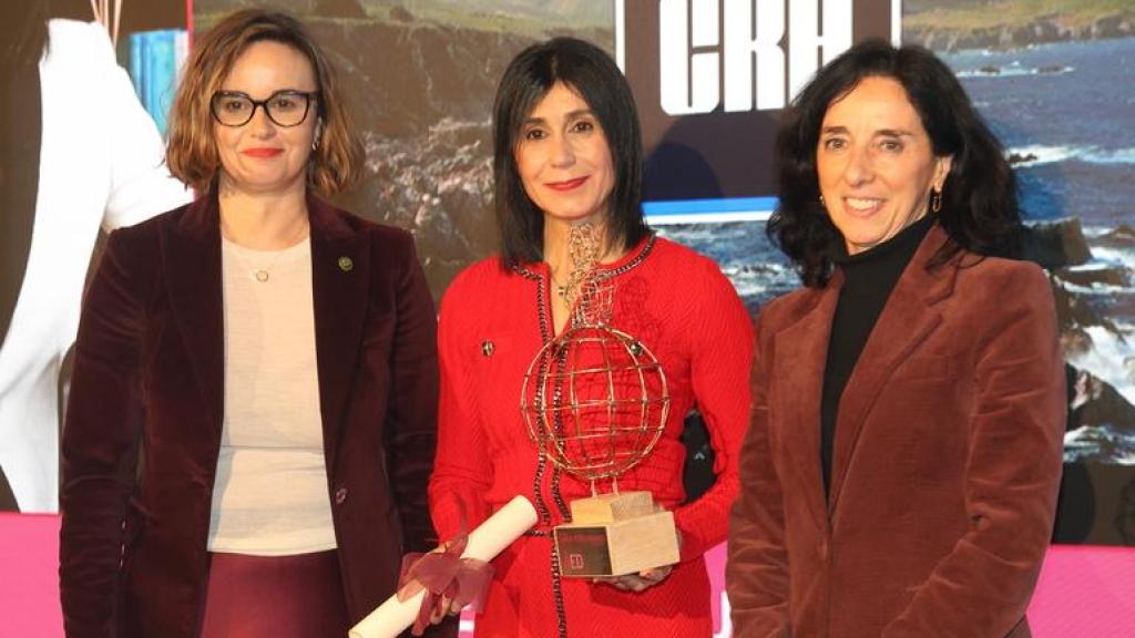 Elena Guede, en el centro de la imagen, completa el consejo de Tubacex.