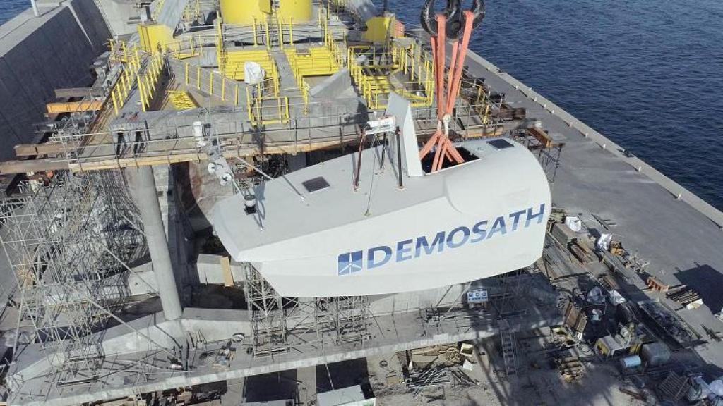 Construcción del molino flotante Demosath de Saitec en el Puerto de Bilbao
