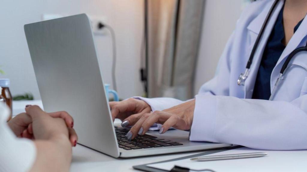 Doctora con un ordenador