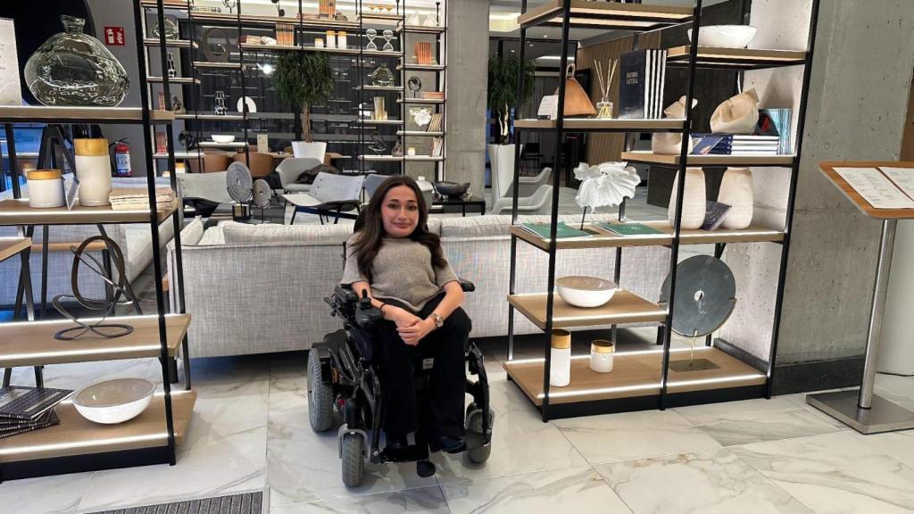 Nerea en el hotel / A. VIRI