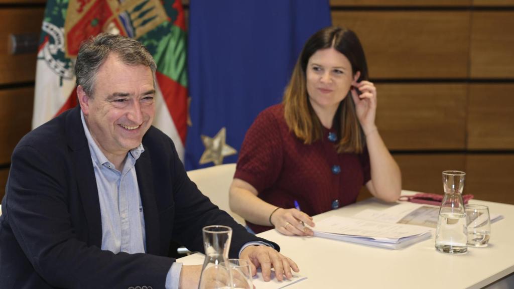 El nuevo presidente del PNV, Aitor Esteban, acompañado por la burukide Maitane Ipiñazar / LUIS TEJIDO - EFE