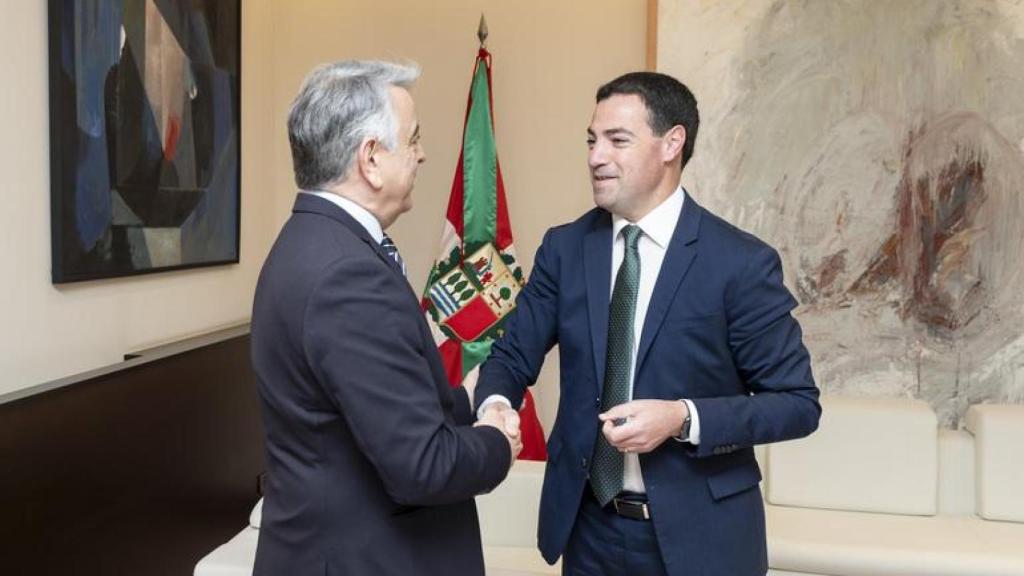 El lehendakari, Imanol Pradales, con el presidente del PP vasco, Javier de Andrés / IREKIA