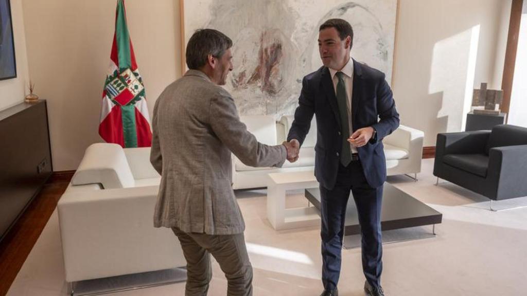 El lehendakari, Imanol Pradales, saluda al portavoz de Sumar, Jon Hernández
