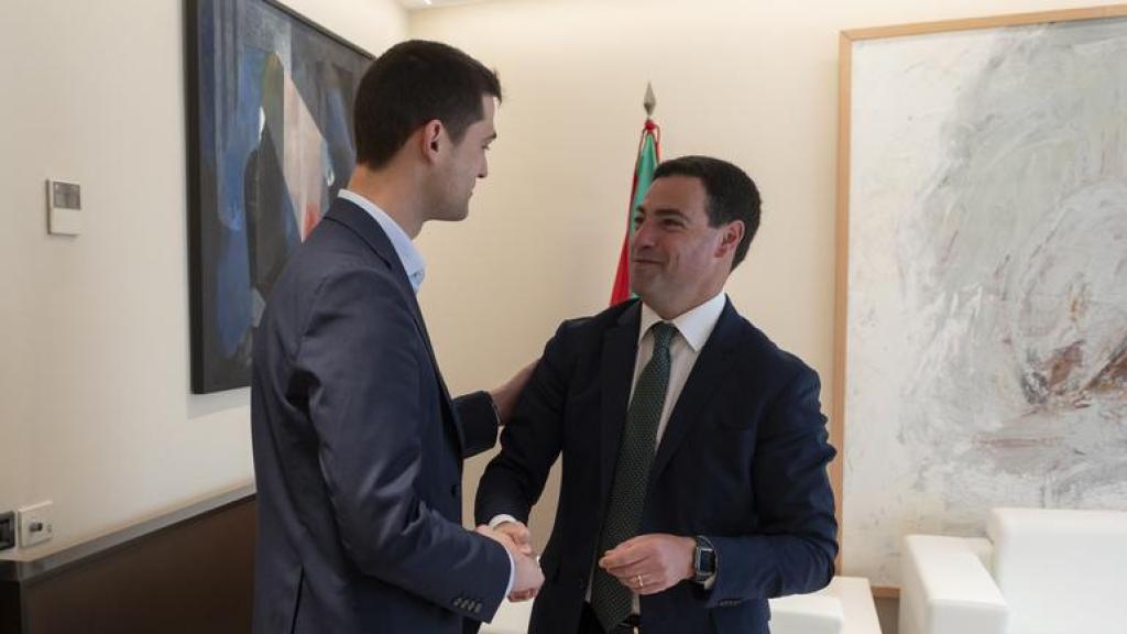 El lehendakari, Imanol Pradales, y el portavoz del PNV en el Parlamento vasco, Joseba Díez Antxustegi / IREKIA