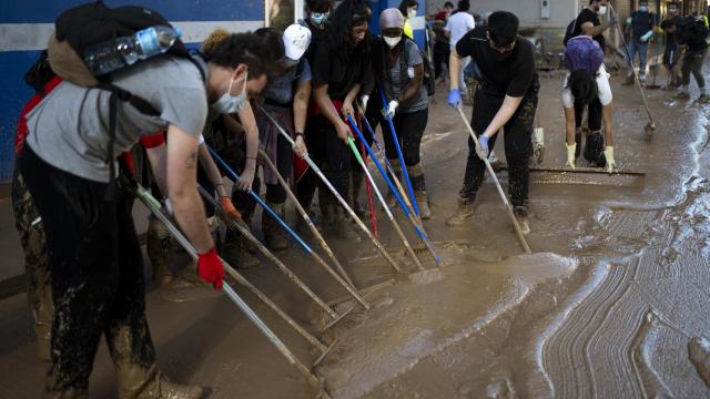 Voluntarios limpian las calles tras las inundaciones por la DANA en Valencia / EP