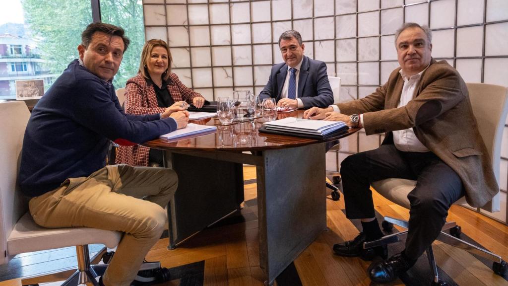 Imagen de la reunión entre Confebask y el PNV en Sabin Etxea.