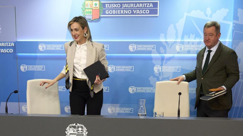 La portavoz del Gobierno vasco, María Ubarretxena, y el consejero de Seguridad, Bingen Zupiria