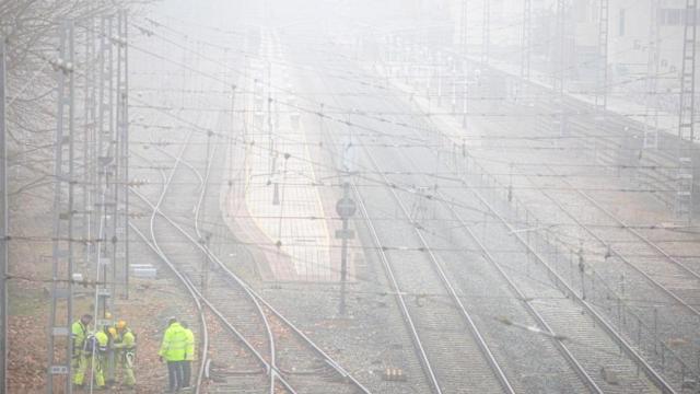Varios obreros trabajan en la estación de tren de Vitoria en una imagen de archivo