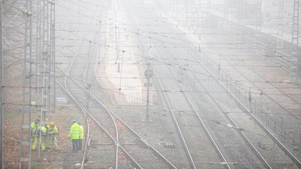 Varios obreros trabajan en la estación de tren de Vitoria en una imagen de archivo