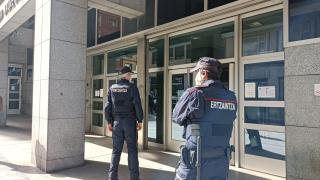 Agentes de la Ertzaintza frente a la Audiencia Provincial de Bizkaia