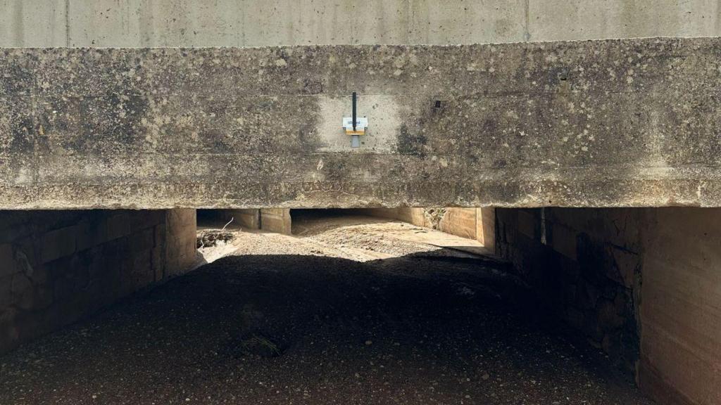 Sensor de IntelliAlert en un puente para el paso de un tren de Adif