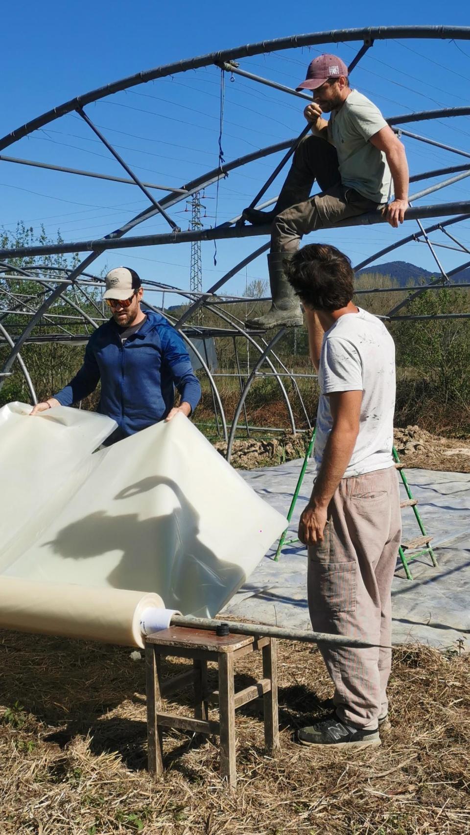 Imagen de Antoine durante la instalación de un invernadero