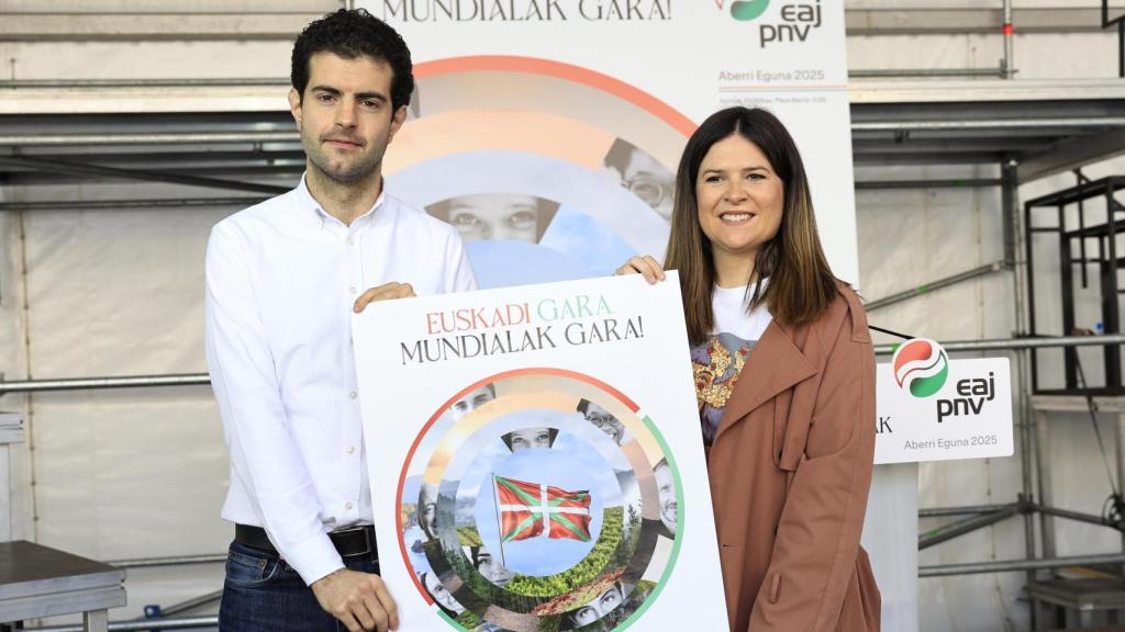 La secretaria del Euzkadi Buru Batzar, Maitane Ipiñazar (d), y el burukide Javier Ollo (i) han presentado este jueves en Bilbao el mitin del Aberri Eguna del PNV