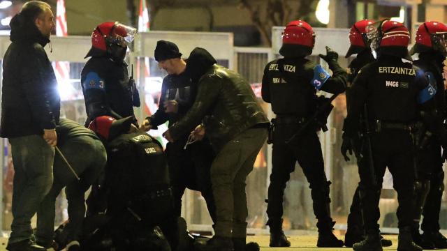 Incidentes en los alrededores del estadio tras el partido de vuelta de los cuartos de final de la Liga Europa que Athletic Club y Glasgow Rangers FC.