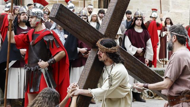 Miles de personas han acudido este viernes a la representación de la tradicional Pasión Viviente de Balmaseda