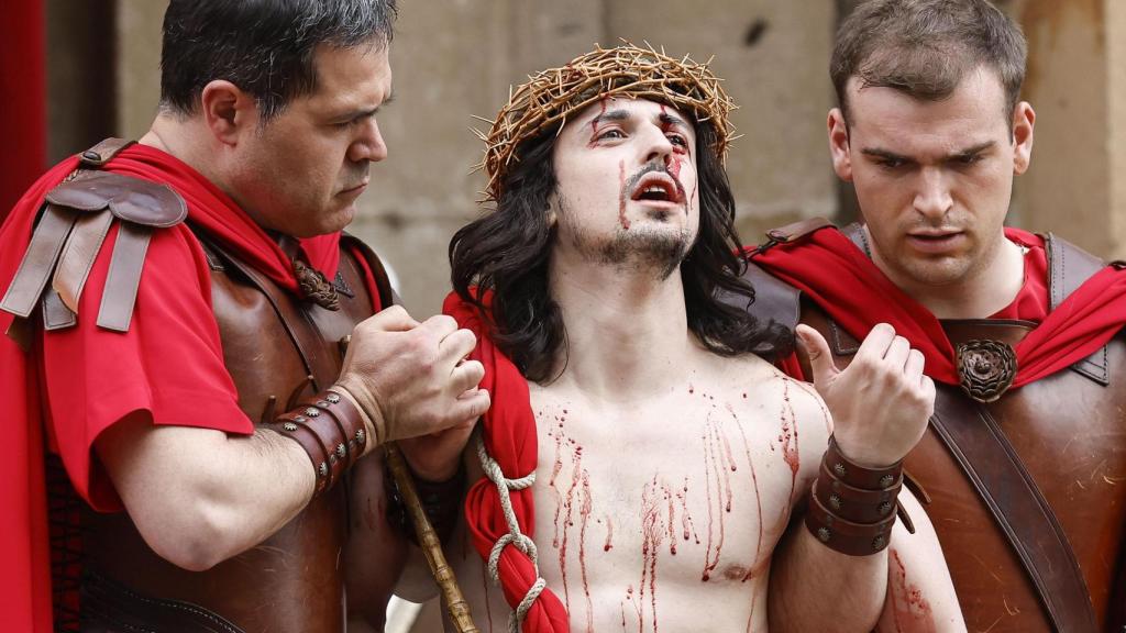 Miles de personas han acudido este viernes a la representación de la tradicional Pasión Viviente de Balmaseda