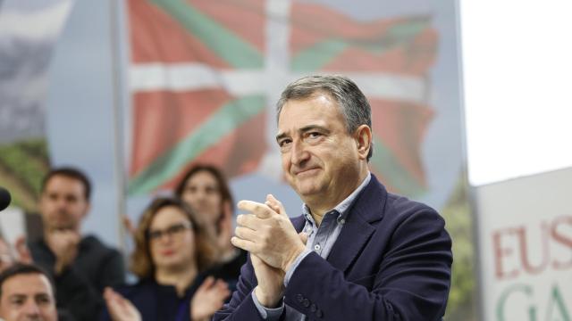 El PNV ha celebrado este domingo en Bilbao el Aberri Eguna (día de la patria vasca) con un acto político en el que han intervenido el presidente del partido, Aitor Esteban (en la imagen), y el lehendakari, Imanol Pradales, abajo a la izquierda.