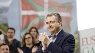 El PNV ha celebrado este domingo en Bilbao el Aberri Eguna (día de la patria vasca) con un acto político en el que han intervenido el presidente del partido, Aitor Esteban (en la imagen), y el lehendakari, Imanol Pradales, abajo a la izquierda.
